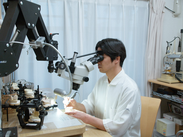 歯科医師も技工士も共に歯科用顕微鏡を使用した高度な技術が必要