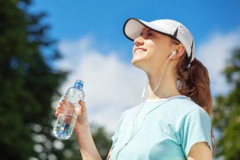 接種している飲み物が歯を溶かしている